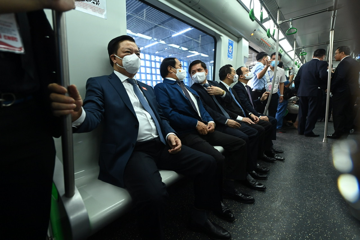 Sau lễ ký kết văn bản bàn giao, Bí thư Thành ủy Đinh Tiến Dũng, Phó thủ tướng Lê Văn Thành, cùng lãnh đạo TP Hà Nội, Bộ GTVT trở thành hành khách trên chuyến tàu đầu tiên.