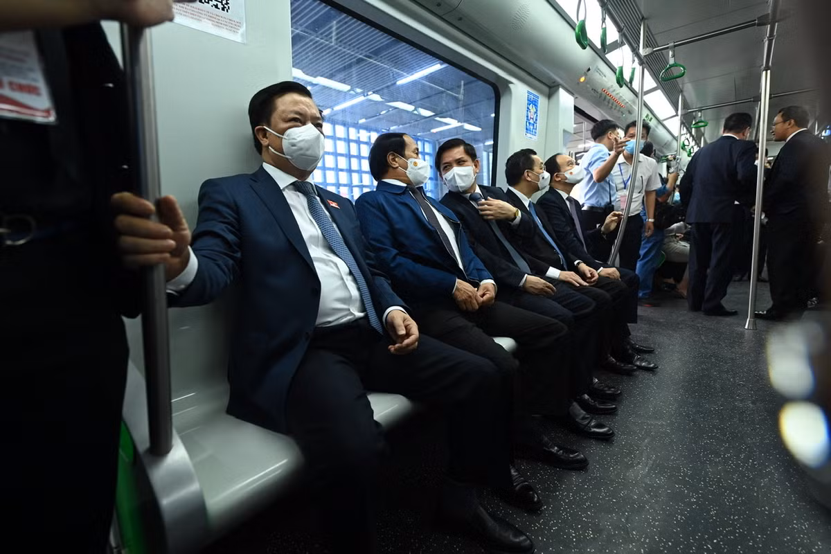 Sau lễ ký kết văn bản bàn giao, Bí thư Thành ủy Đinh Tiến Dũng, Phó thủ tướng Lê Văn Thành, cùng lãnh đạo TP Hà Nội, Bộ GTVT trở thành hành khách trên chuyến tàu đầu tiên.