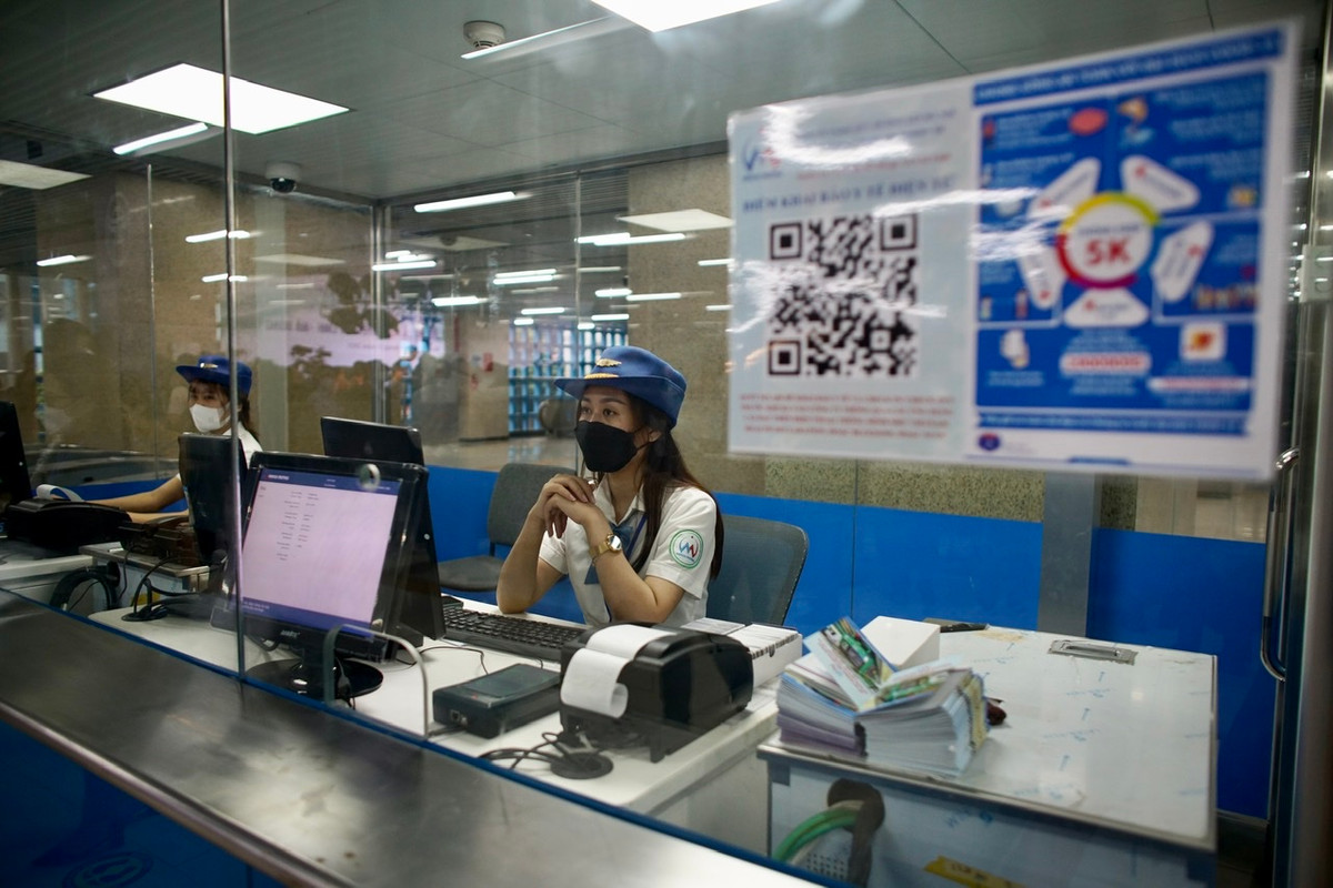 Do tình hình dịch bệnh COVID-19 diễn biến phức tạp, nhiều công tác phòng chống dịch đã được triển khai tại các nhà ga.