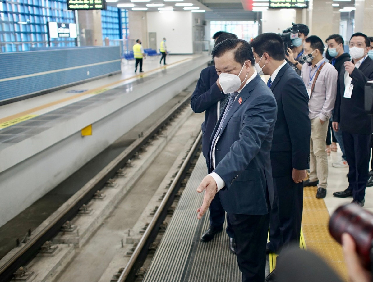 Trước khi Lễ Bàn giao chính thức diễn ra, Bí thư Thành uỷ Hà Nội Đinh Tiến Dũng đã trực tiếp đi kiểm tra hạ tầng tại ga Cát Linh.
