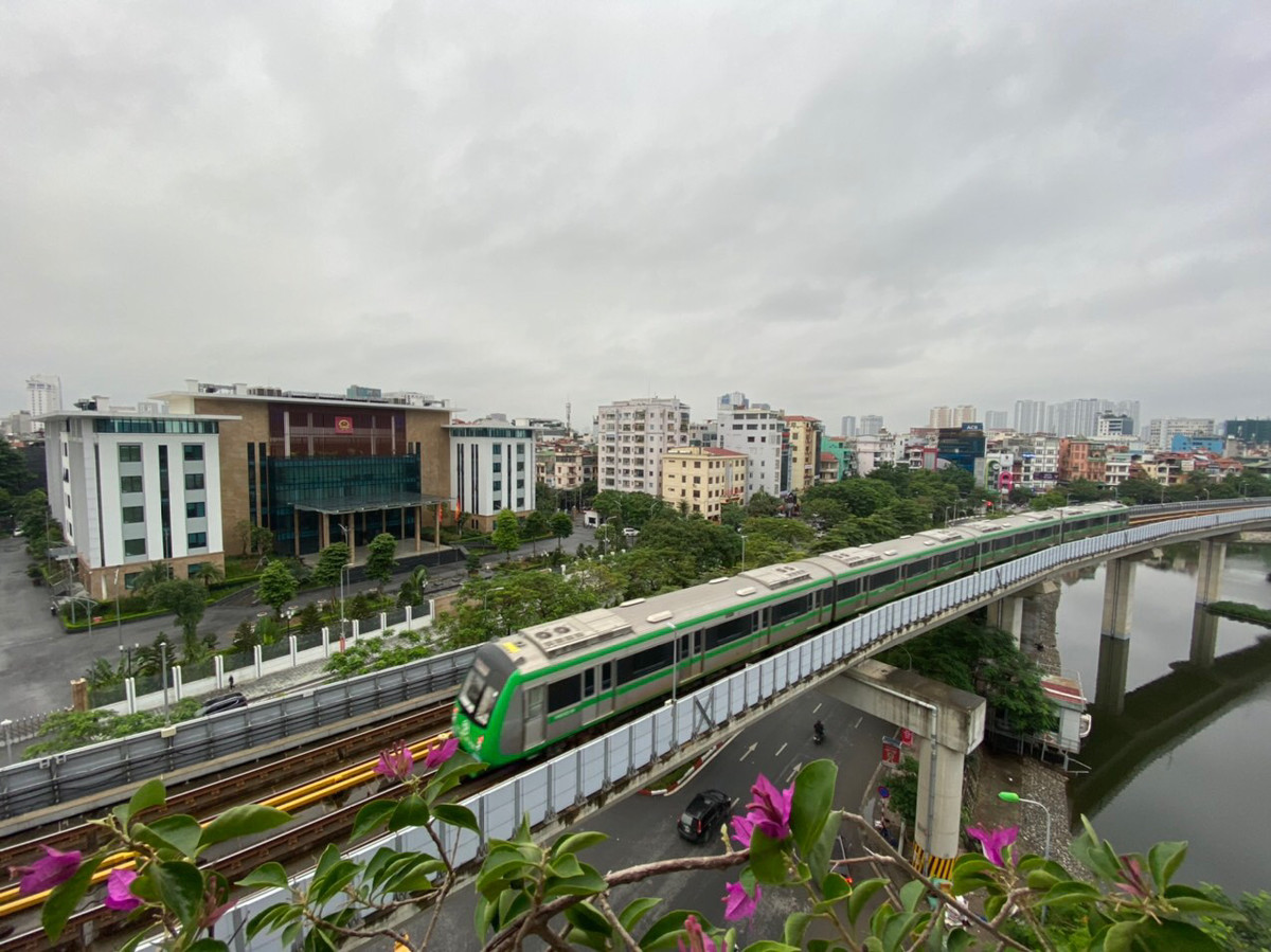 Tàu đường sắt Cát Linh - Hà Đông chạy qua hồ Hoàng Cầu.