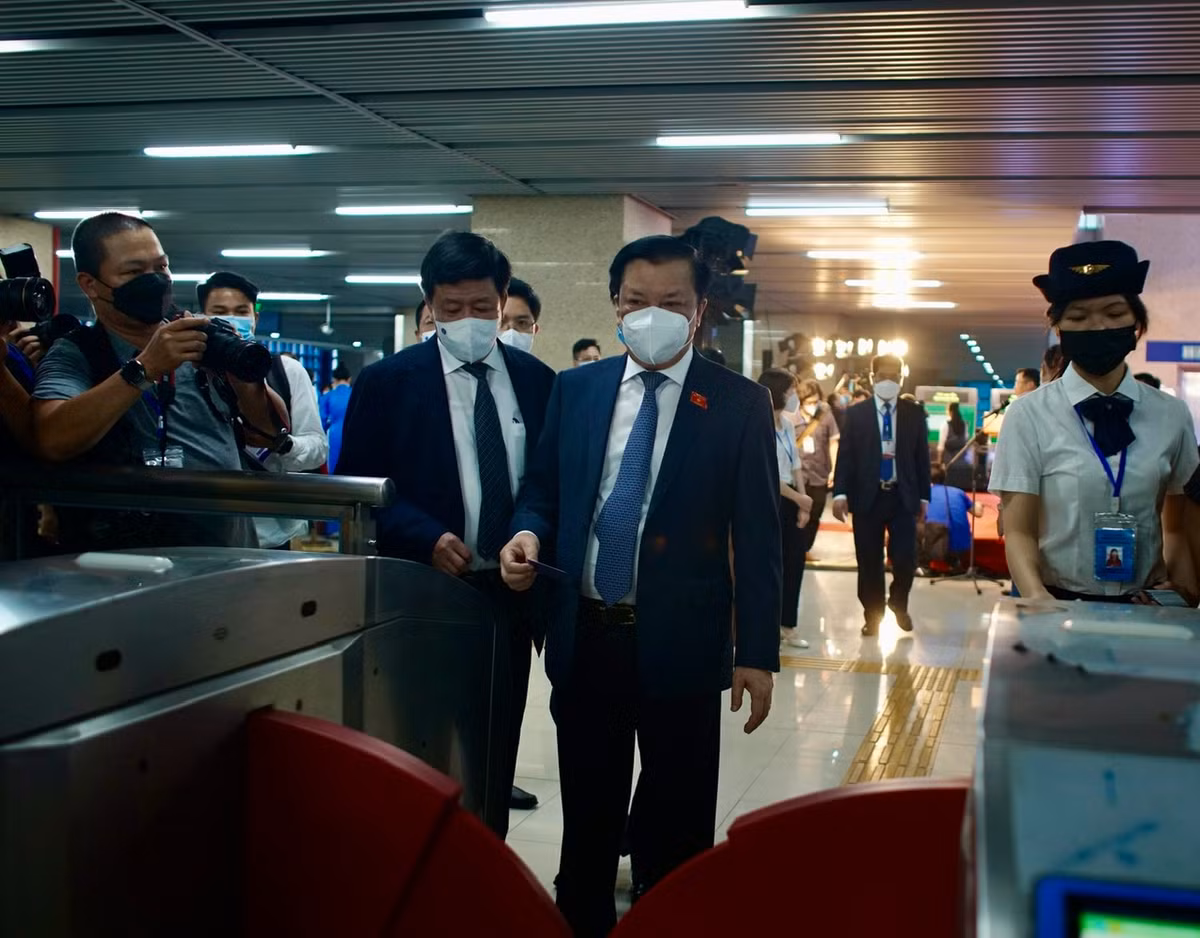 Lãnh đạo Hanoi Metro cho biết trong 6 tháng đầu, giờ mở tuyến là 5h30-22h. Một tuần đầu, các đoàn tàu chạy với tần suất 15 phút/chuyến, tuần thứ 2 chạy 10 phút/chuyến.