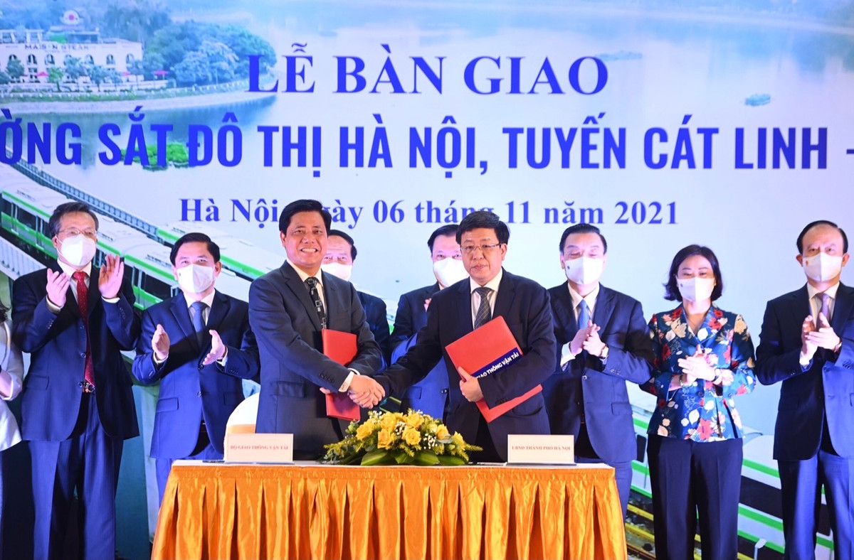 Cũng trong sáng nay đã diễn ra Lễ Bàn giao tuyến đường sắt đô thị Cát Linh - Hà Đông giữa ĐSQ Trung Quốc với Bộ Giao thông Vận tải.