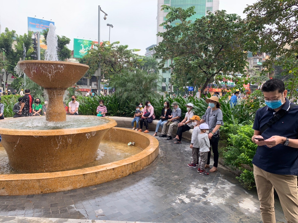 Người dân Thủ đô háo hức chờ trải nghiệm tàu đường sắt Cát Linh - Hà Đông. Dự án đã phải lùi thời hạn bàn giao nhiều lần vì các lý do khác nhau.