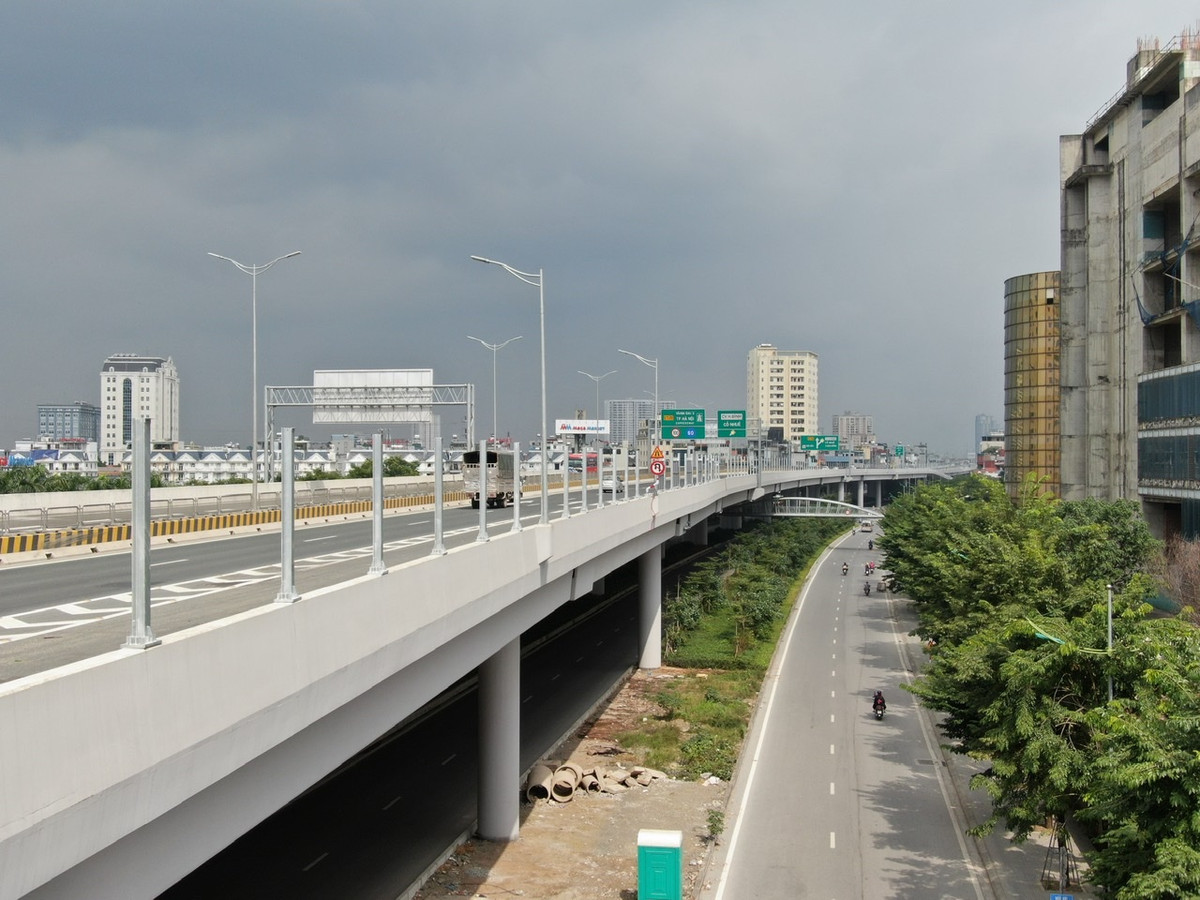 Trước đó, 6 lối lên xuống của đường Vành đai 3 đoạn Mai Dịch - Nam Thăng Long cũng đã hoàn thành và chuẩn bị đưa vào sử dụng.