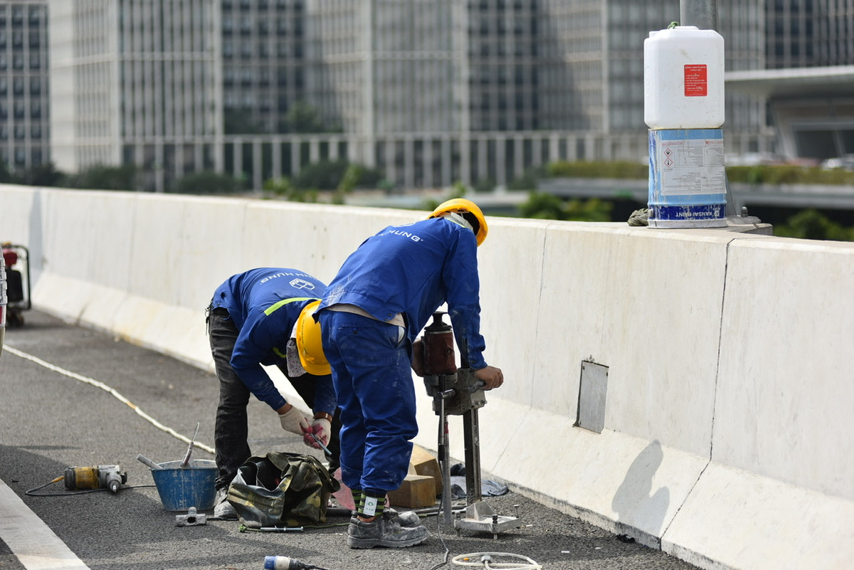 Theo ghi nhận của PV báo Tri thức và Cuộc sống, trên toàn tuyến đường có khoảng 8 kỹ sư và hơn 30 công nhân làm việc liên tục để hoàn thiện hạng mục này.