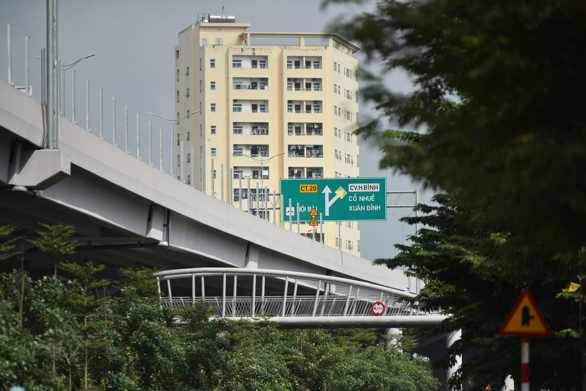 Trên toàn tuyến sẽ được lắp khoảng 2.400 cột thép để gắn 4.500 tấm chống ồn.