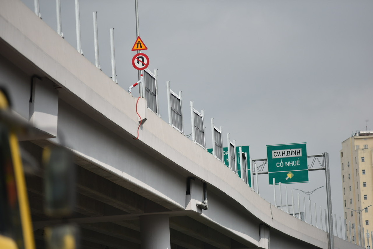 Để hạn chế tiếng ồn từ phương tiện giao thông, Hà Nội đang cho triển khai lắp đặt các tấm chống ồn dọc 2 bên đường với tổng chiều dài khoảng 10km.