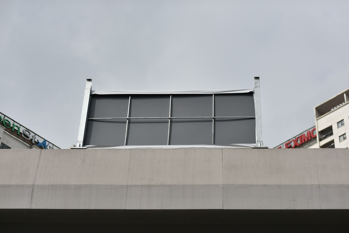 Tuyến đường Vành đai 3 trên cao nối từ Cầu Thanh Trì tới Cầu Thăng Long chạy qua nhiều khu dân cư của Thành phố Hà Nội.