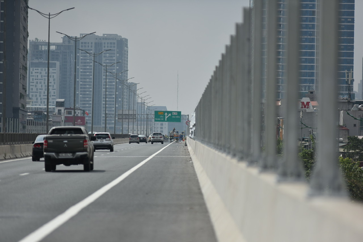 Các tấm chống ồn được làm bằng nhựa đặc chủng với khung nhôm dày. Chiều cao tính từ mặt đường là 3 mét.