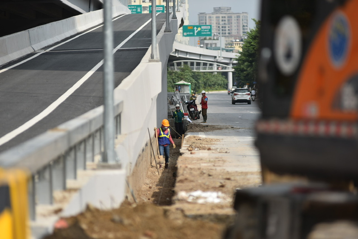 Tuy nhiên, quá trình triển khai dự án vẫn còn dư vốn nên Bộ GTVT đã phê duyệt bổ sung 6 lối lên xuống nhằm tạo thuận lợi cho các phương tiện di chuyển.