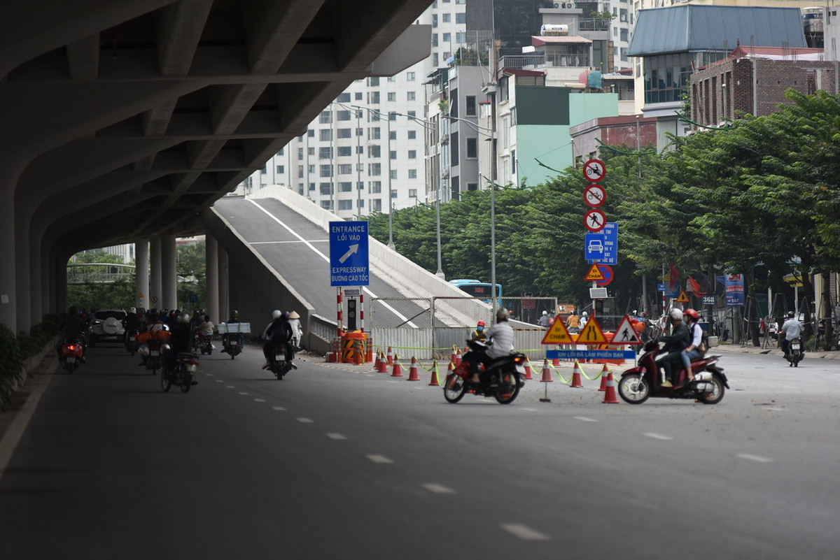 Các nút giao được xây dựng lối lên xuống là ngã tư Hoàng Quốc Việt, ngã tư Cổ Nhuế và điểm đầu Nam Thăng Long.