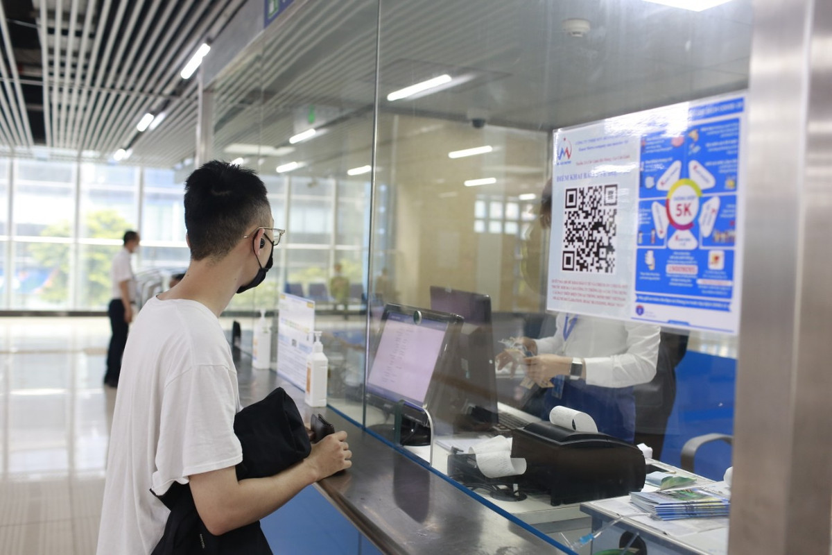 Theo ghi nhận của PV báo Tri thức và Cuộc sống, trong ngày đầu tiên bán vé, lượng khách tới trải nghiệm tàu Cát Linh - Hà Đông vắng hẳn so với những ngày trước đó.