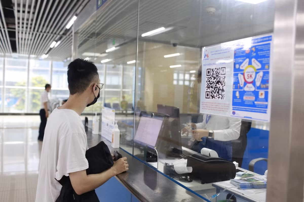 Theo ghi nhận của PV báo Tri thức và Cuộc sống, trong ngày đầu tiên bán vé, lượng khách tới trải nghiệm tàu Cát Linh - Hà Đông vắng hẳn so với những ngày trước đó.