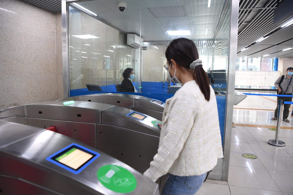 Tại Ga Cát Linh, đã không còn cảnh xếp hàng, chen lấn lên tàu vào những ngày cuối tuần.