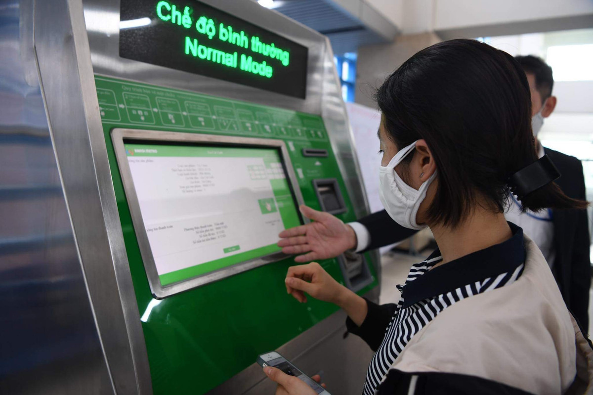 Sau 15 ngày phục vụ miễn phí, sáng nay (21/11), tàu Cát Linh - Hà Đông đã chính thức bán vé thương mại.