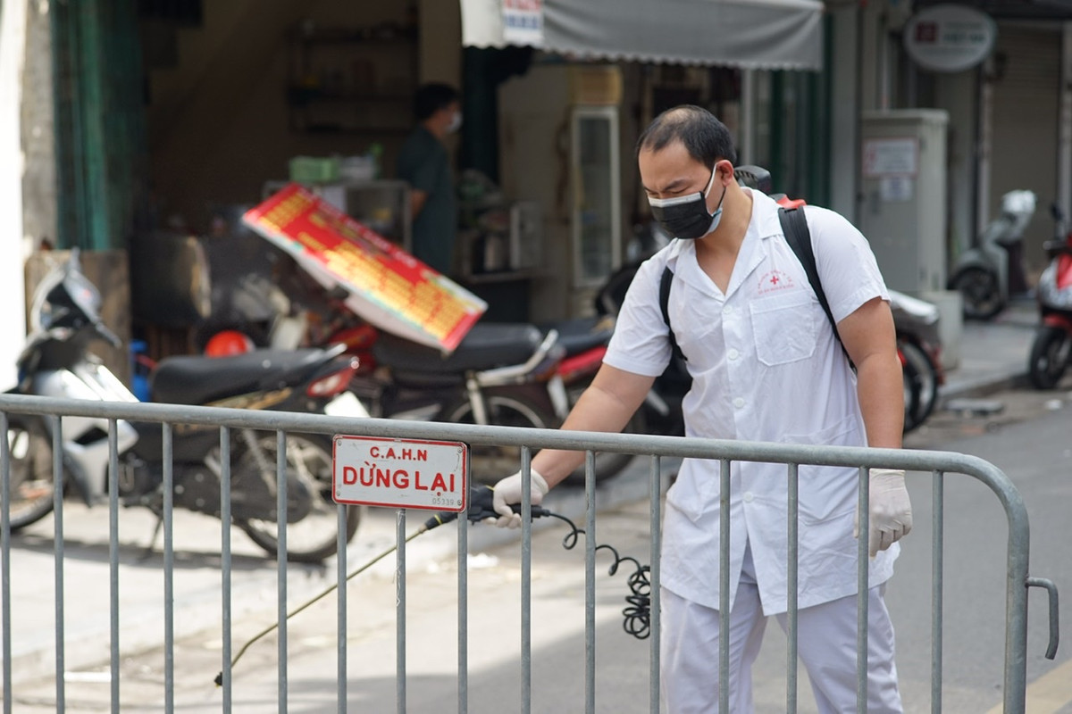 Toàn bộ khu vực xung quanh NXB Tư Pháp cũng đã được phun khử khuẩn trước và sau khi đưa người đi cách ly.