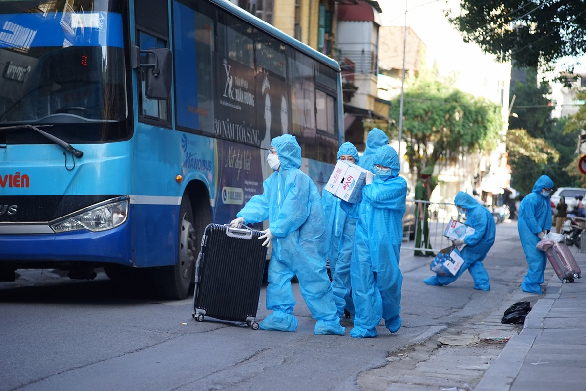 Toàn bộ những người liên quan này được đưa đến khu cách ly tập trung tại phường Kim Giang (quận Thanh Xuân, Hà Nội).