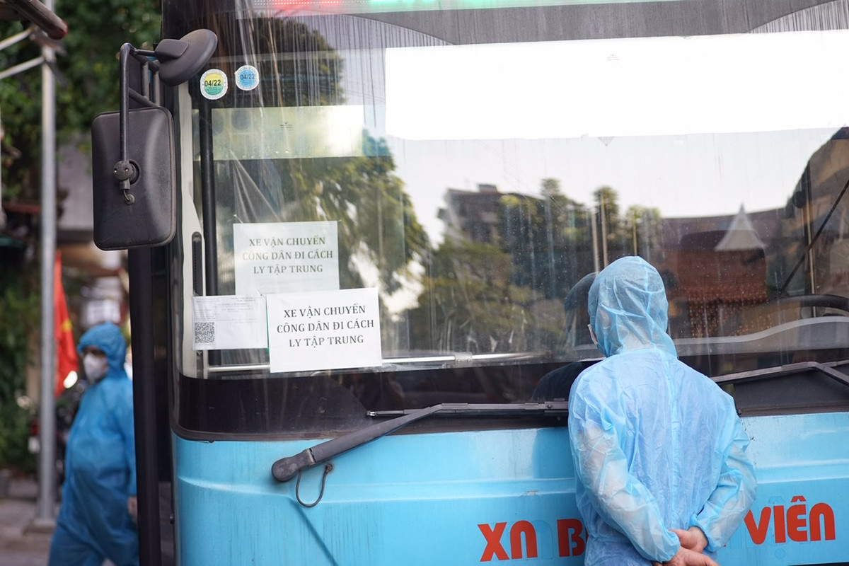 Theo ghi nhận của PV báo Tri thức và Cuộc sống, chiều 4/11, lực lượng chức năng đã điều 2 xe buýt tới làm nhiệm vụ đưa người đi cách ly tập trung.