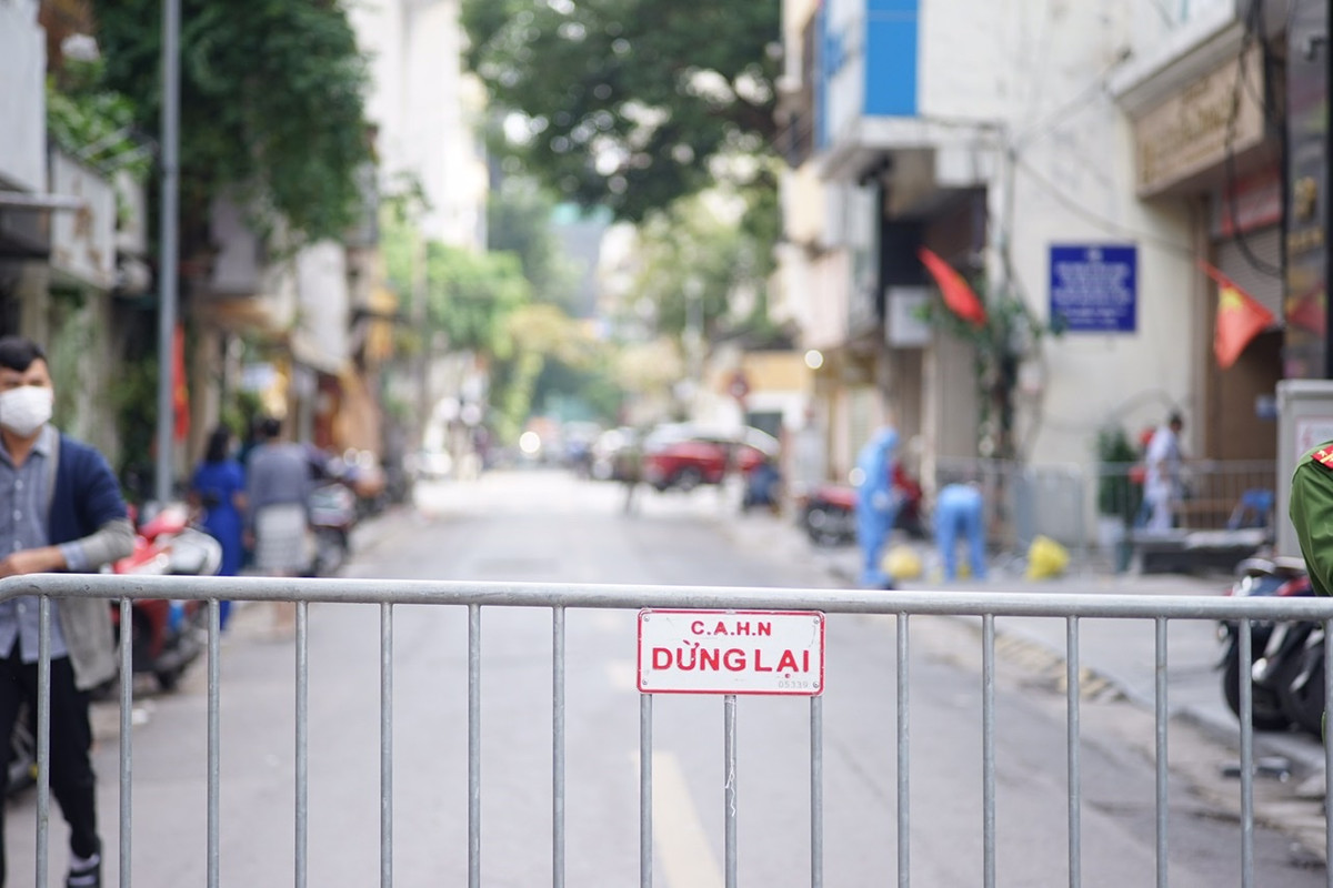 Trước đó, Công an phường Trần Hưng Đạo đã phong toả tuyến phố Trần Quốc Toản để tiến hành lấy mẫu xét nghiệm. Hiện tại giao thông đã trở lại bình thường.