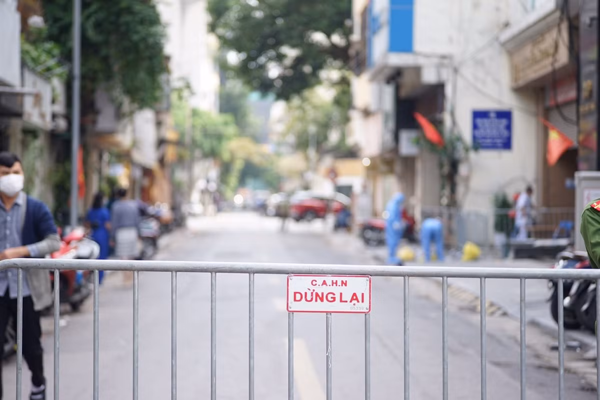 Trước đó, Công an phường Trần Hưng Đạo đã phong toả tuyến phố Trần Quốc Toản để tiến hành lấy mẫu xét nghiệm. Hiện tại giao thông đã trở lại bình thường.