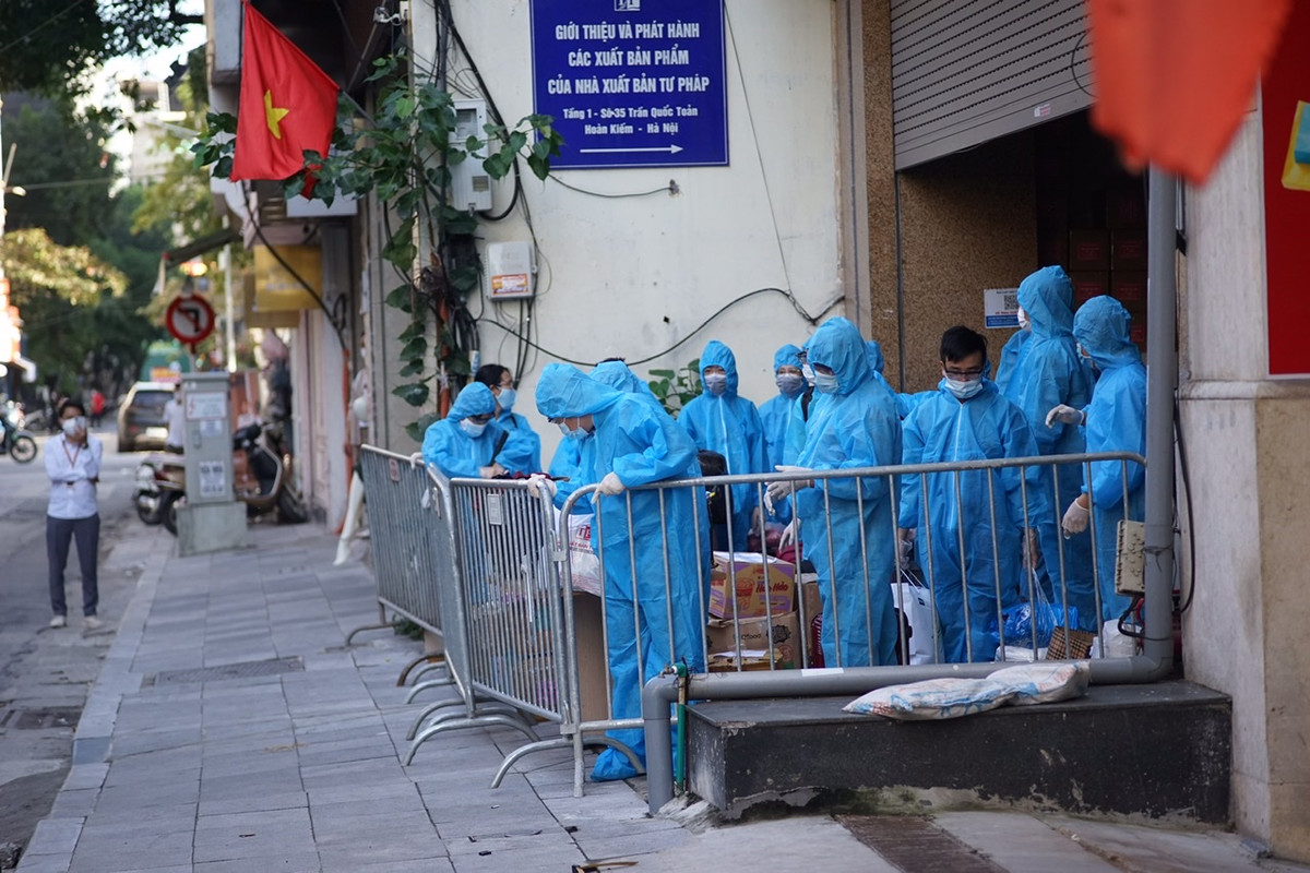 Đến 14h hôm nay (4/11), lực lượng chức năng đã đưa gần 30 người tại địa điểm này đi cách ly tập trung.