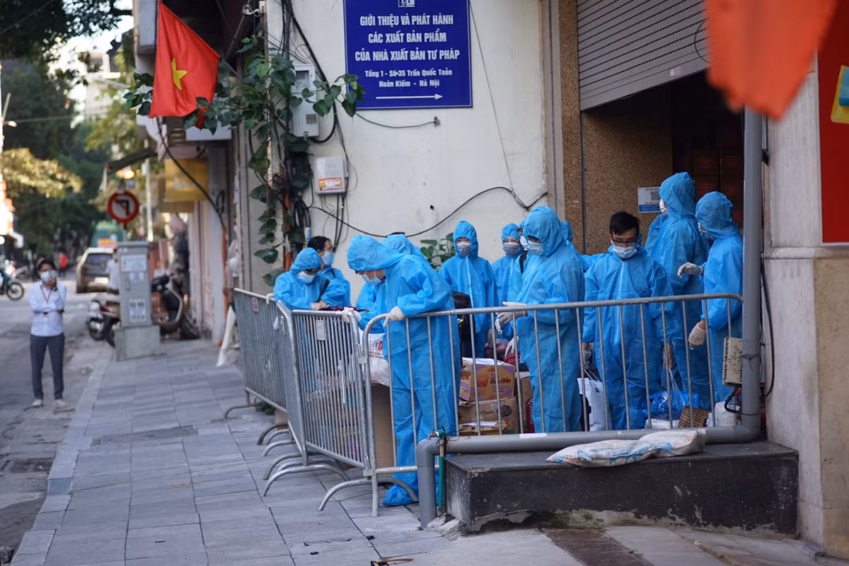 Đến 14h hôm nay (4/11), lực lượng chức năng đã đưa gần 30 người tại địa điểm này đi cách ly tập trung.