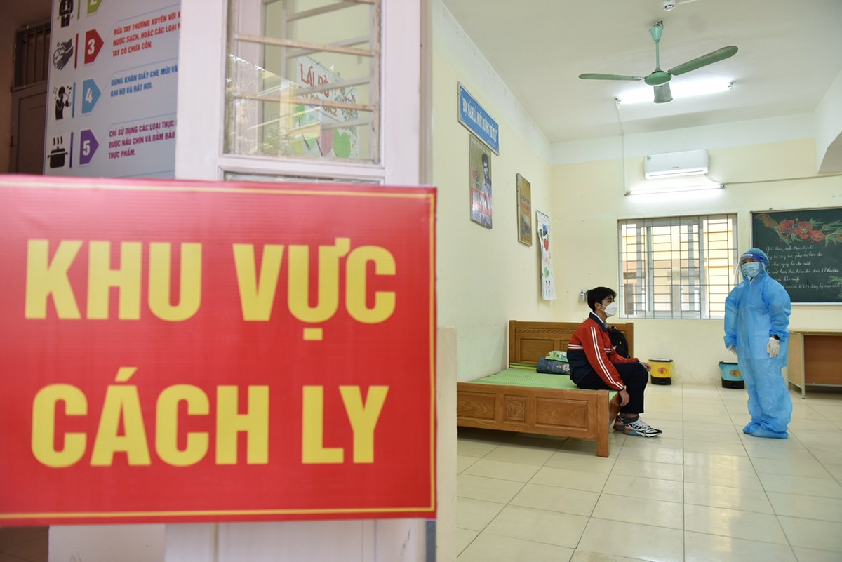 Tại phòng cách ly, học sinh sẽ được khám, điều tra dịch tễ, test nhanh bằng phương pháp PCR đơn.