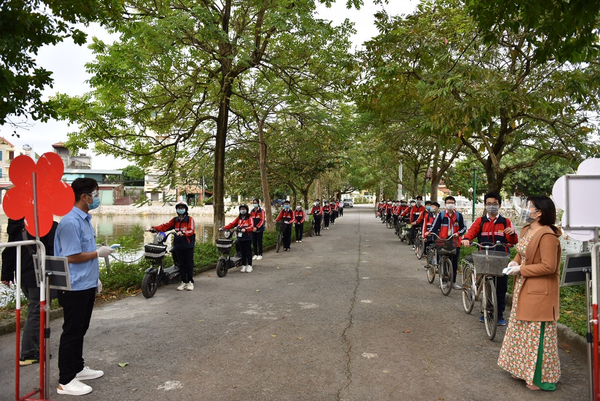 Ha Noi: Hoc sinh 17 huyen quay lai truong sau thoi gian dai hoc online