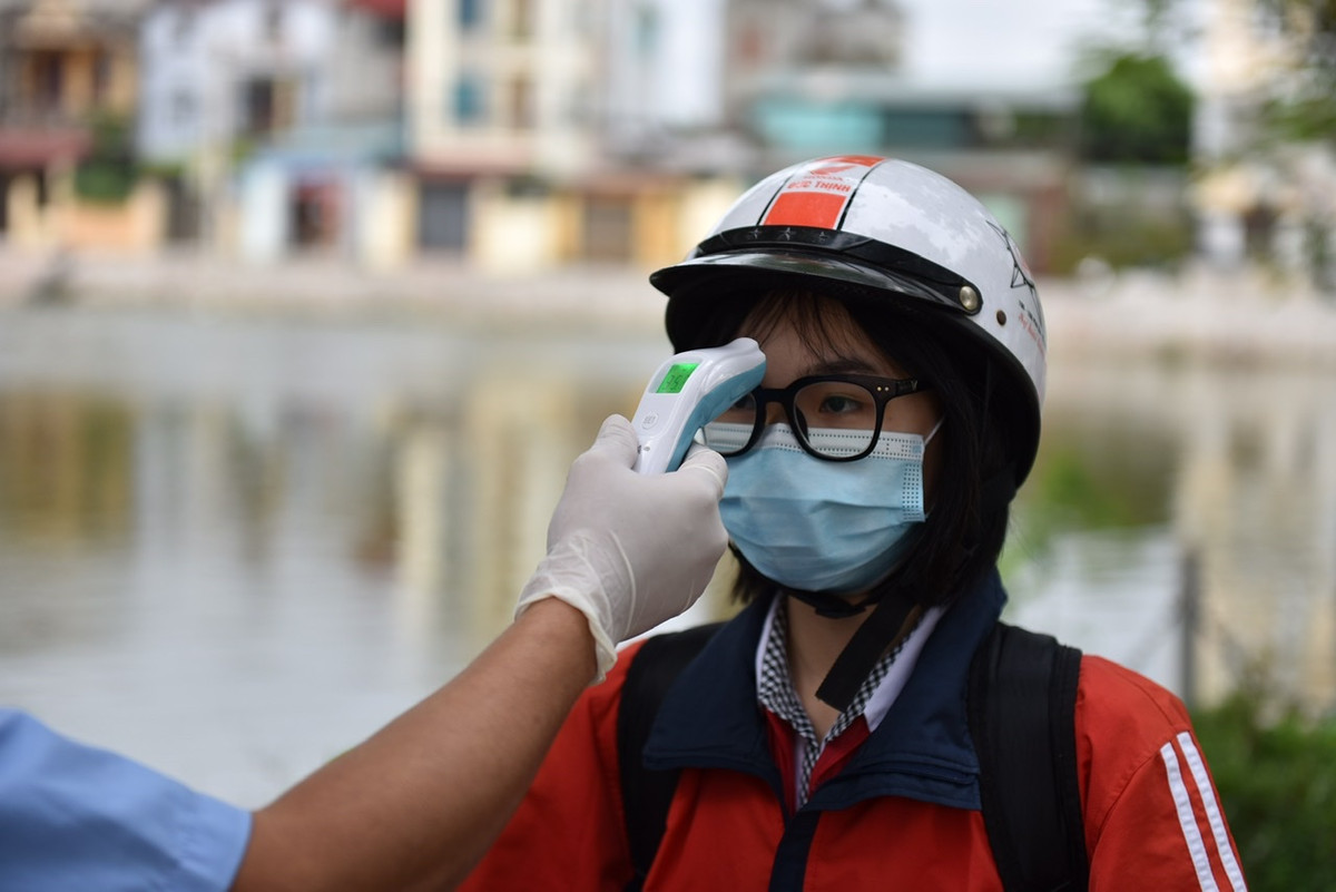 Ha Noi: Hoc sinh 17 huyen quay lai truong sau thoi gian dai hoc online-Hinh-2