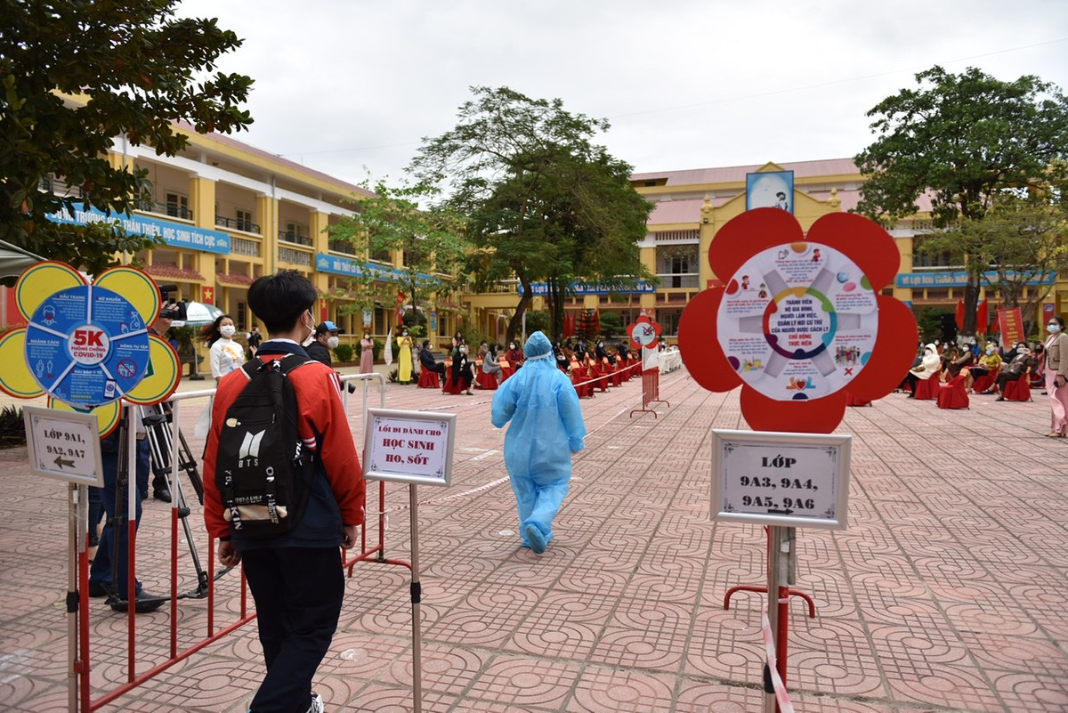 Đối với những trường hợp có triệu chứng ho sốt hoặc được CDC thông báo là F1 thì nhà trường sẽ có cán bộ y tế đón và đưa về phòng cách ly được bố trí tại trường.