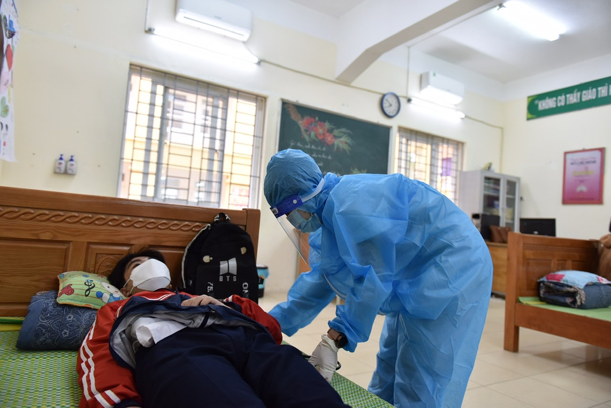 Ngoài ra, cán bộ y tế cũng sẽ tổ chức lấy mẫu xét nghiệm PCR gộp toàn bộ giáo viên, học sinh của lớp học đó để báo cáo CDC Hà Nội.