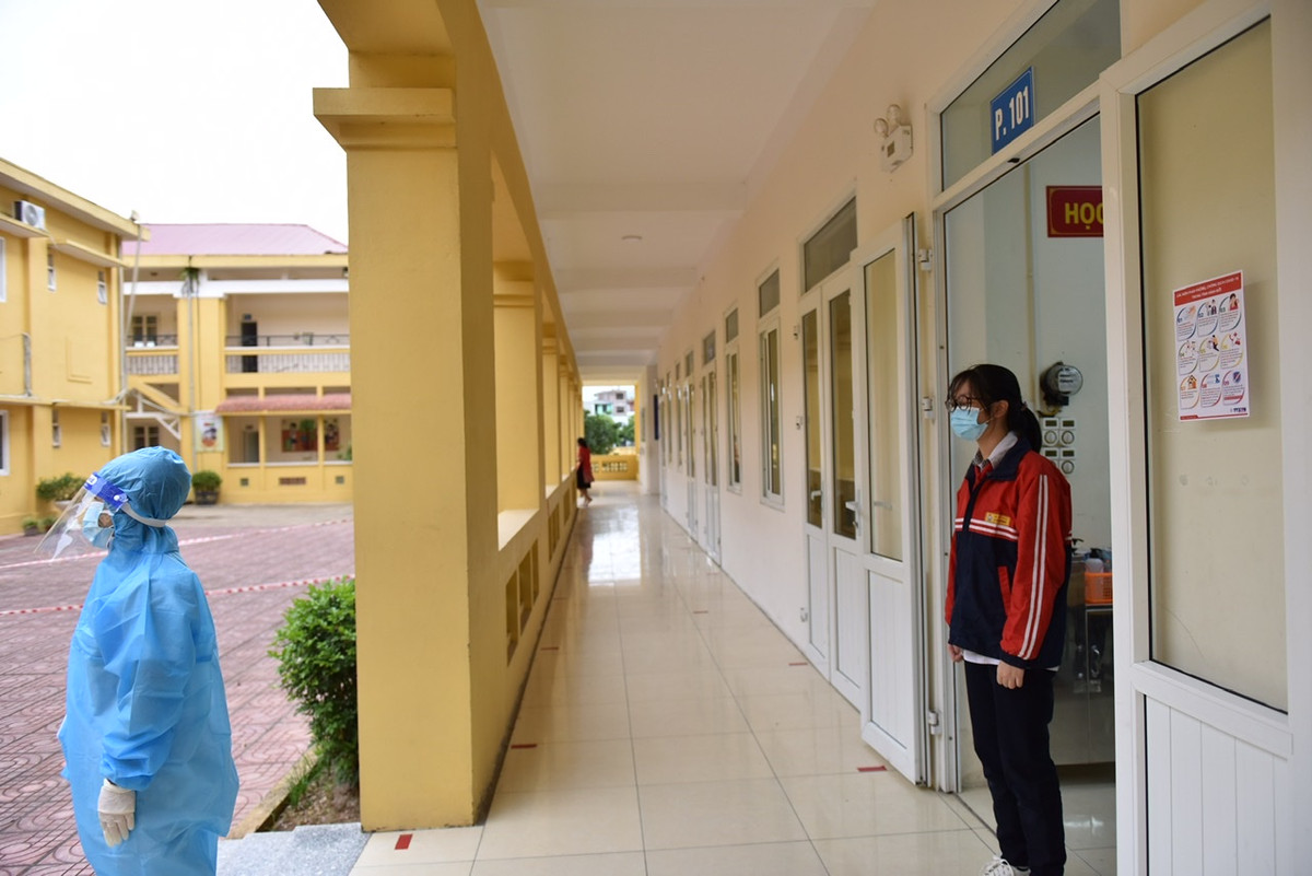 Trường THCS Liên Ninh cũng bố trí 12 giáo viên, cán bộ đón học sinh từ ngoài cổng trường hướng dẫn về điểm gửi xe và đi thẳng về lớp học.