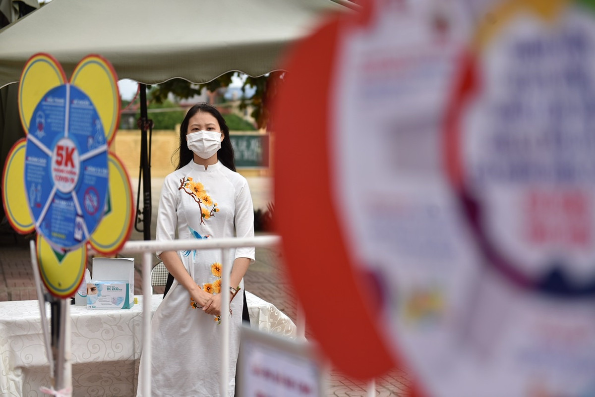 Để đảm bảo an toàn cho học sinh khi quay lại học tập, các trường đều tổ chức phương án đón học sinh từ ngay cổng trường.