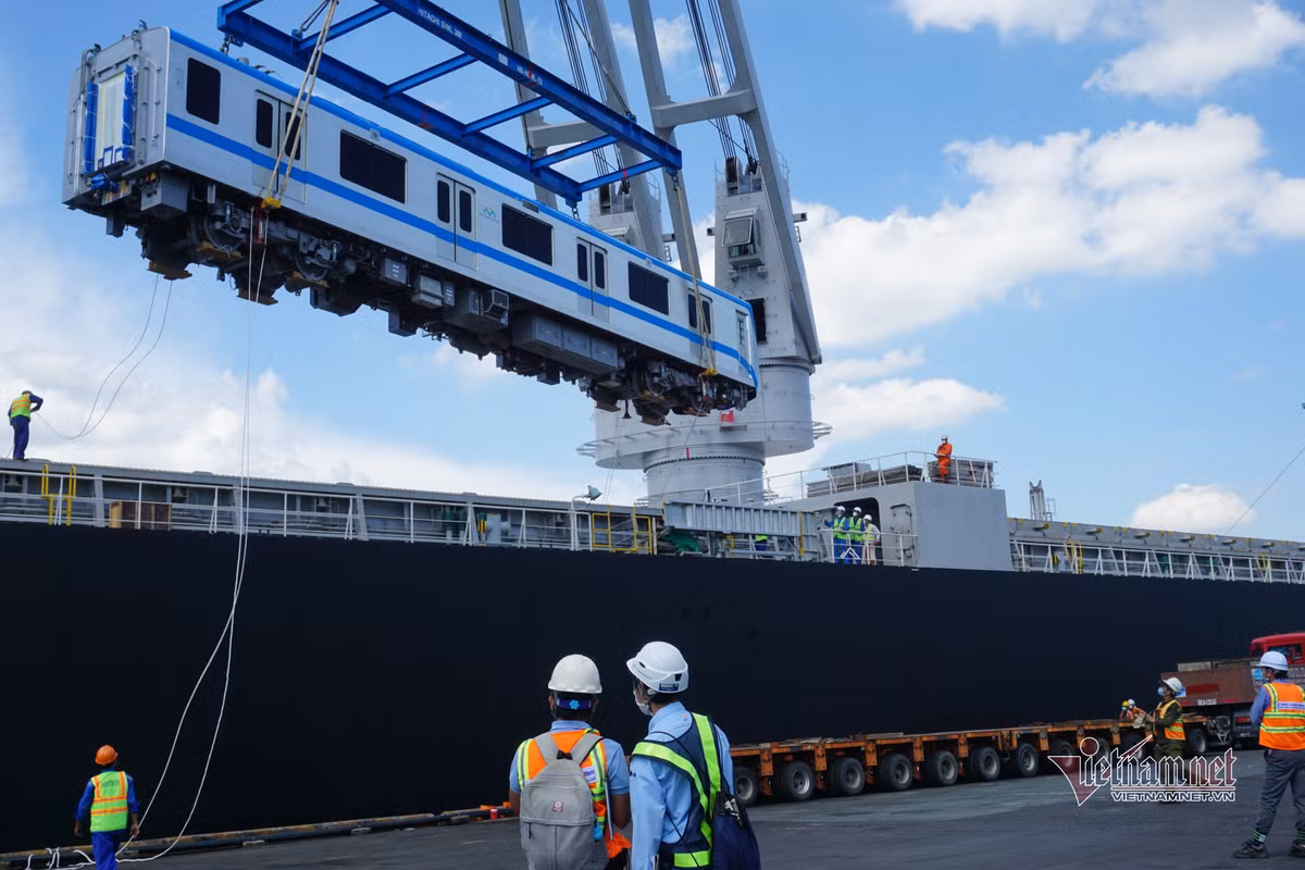 Bon doan tau metro Ben Thanh - Suoi Tien sap cap cang o TP.HCM