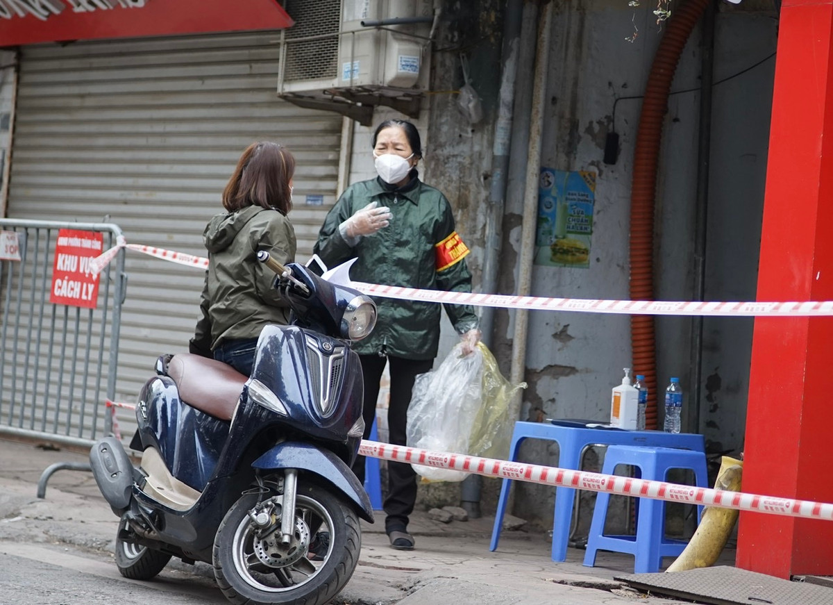 “Hiện chúng tôi đã phong toả 2 hướng cầu thang nhà A1 Thành Công và một số cửa hàng gần đó F0 này hay đến” - ông Toàn nói.