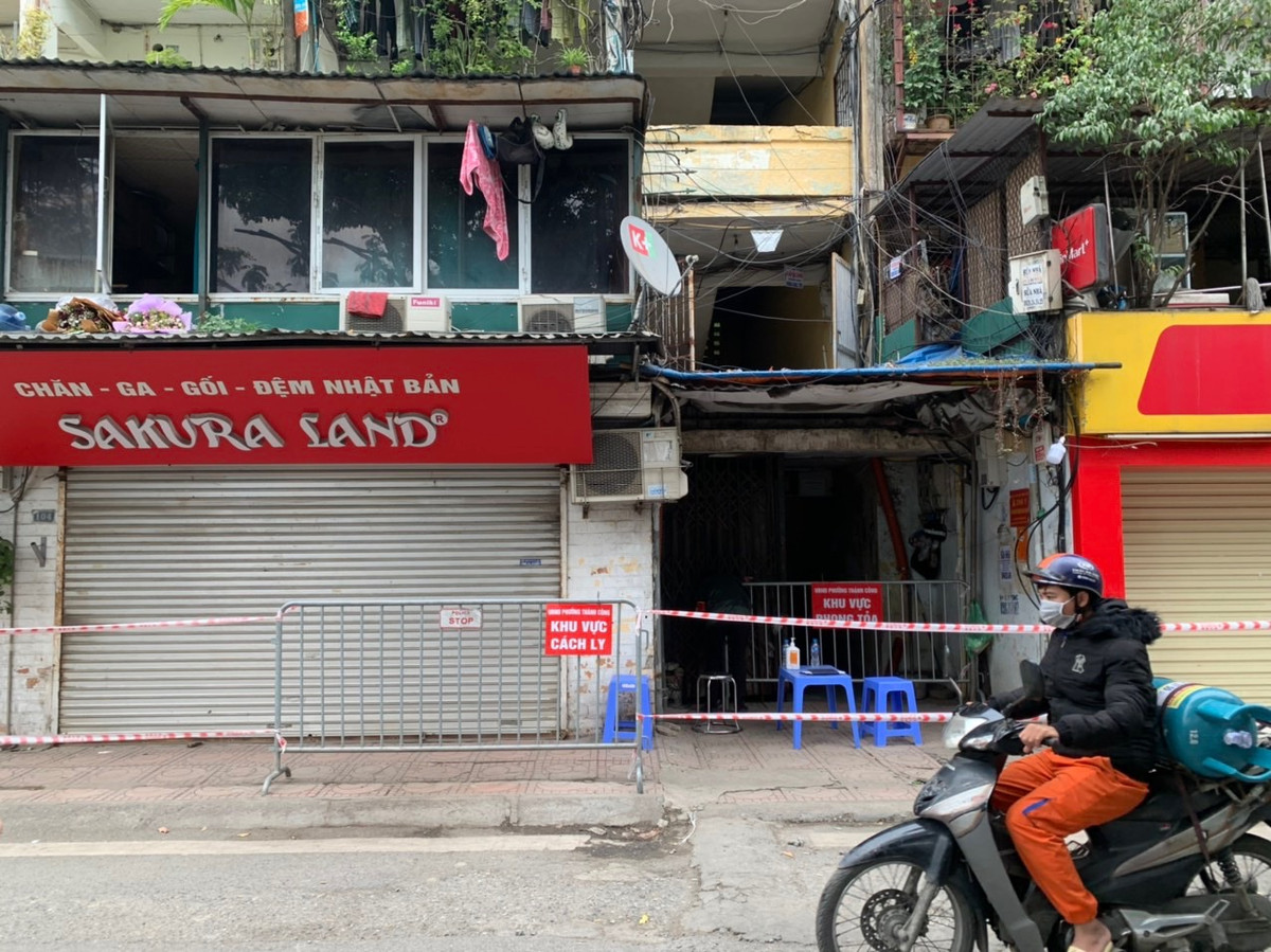 Theo ghi nhận của PV báo Tri thức và Cuộc sống, nhà A1 Thành Công là khu tập thể cũ có 2 lối cầu thang. Hiện cả 2 lối này cùng toàn bộ cửa hàng mặt được Thành Công đã bị phong toả.