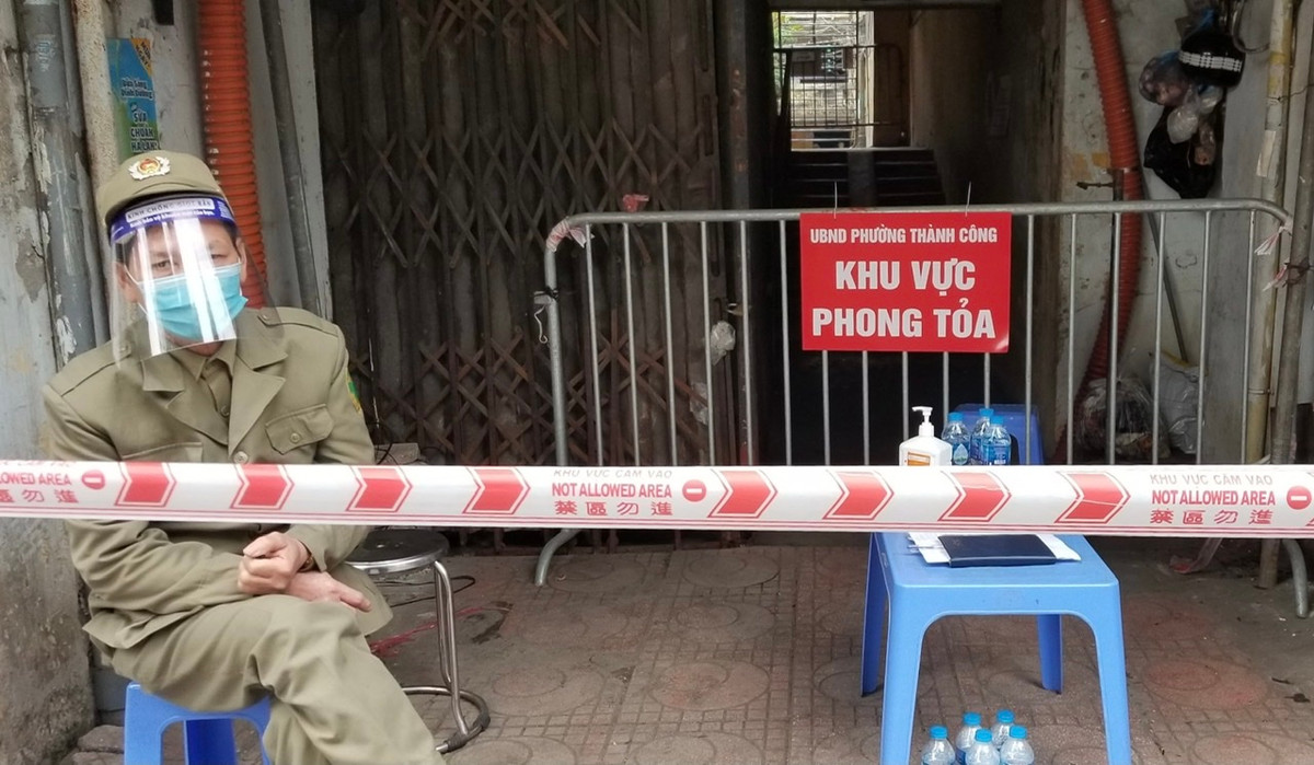 UBND phường Định Công đã giao Trạm Y tế và Công an phường phối hợp giám sát, xét nghiệm người dân nhà A1 trong thời gian thực hiện cách ly.