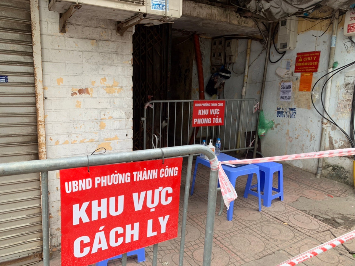 Ngay lập tức, UBND phường Thành Công đã ra quyết định phong toả khu tập thể A1 Thành Công để tiến hành truy vết những người liên quan.