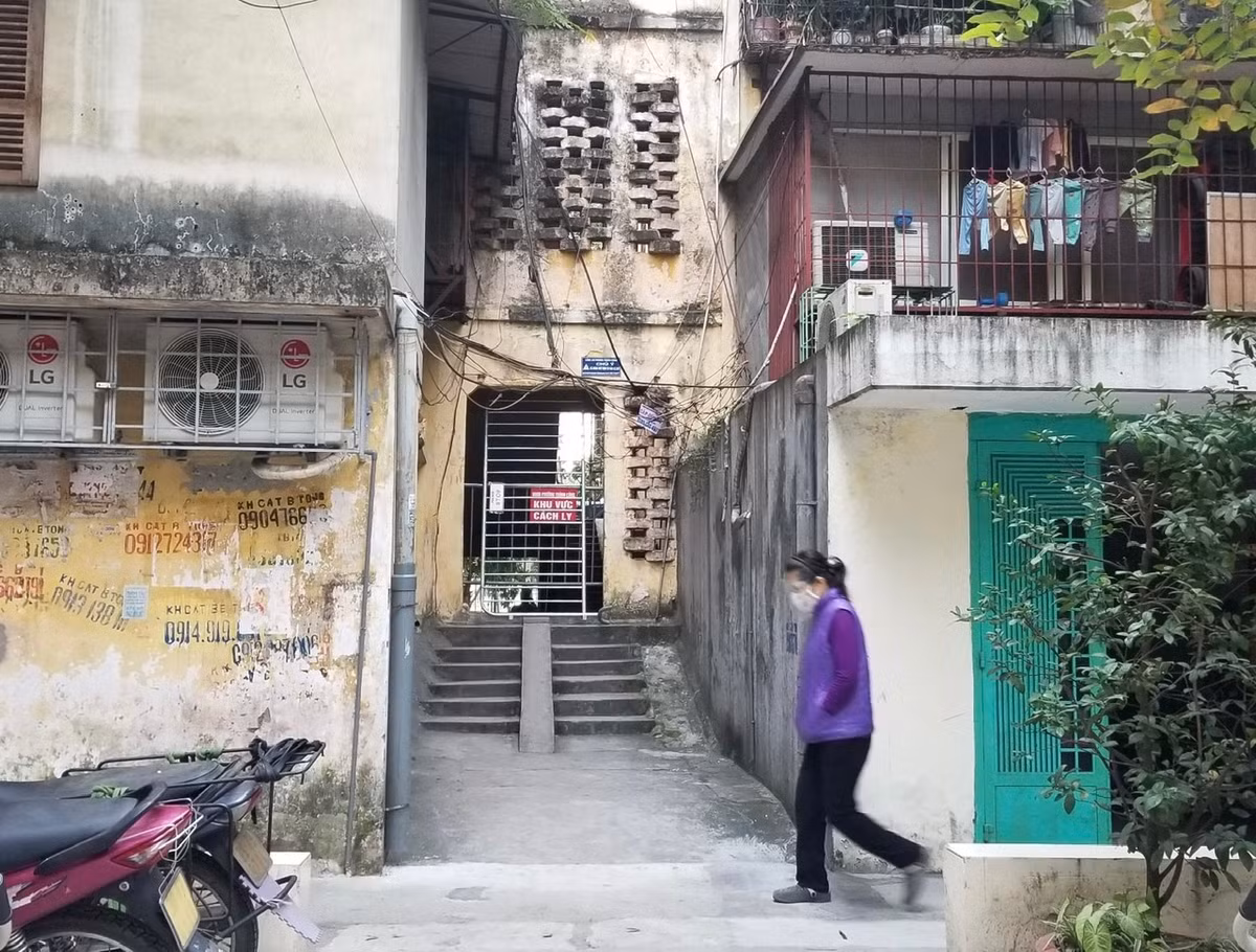 Trước đó, Ban Chỉ đạo Phòng, Chống dịch COVID-19 quận Ba Đình đã phát thông báo tìm người đến chợ sân nhà B6 Thành Công từ ngày 18-21/11.