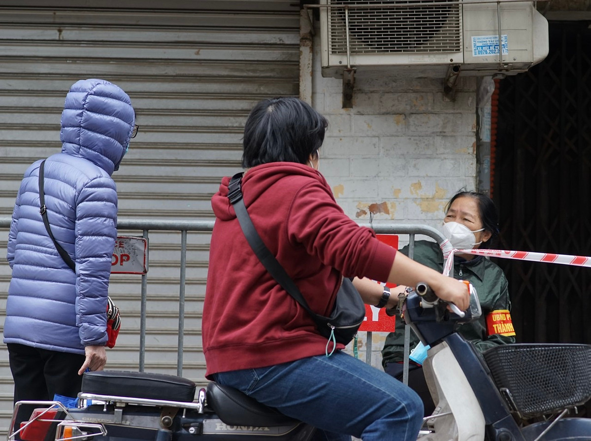 Ông Lê Quang Toàn - Phó Chủ tịch UBND phường Thành Công cho biết, ca dương tính với COVID-19 là T.ĐT (SN 1980 trú tại P203 A1 Tập thể Thành Công).
