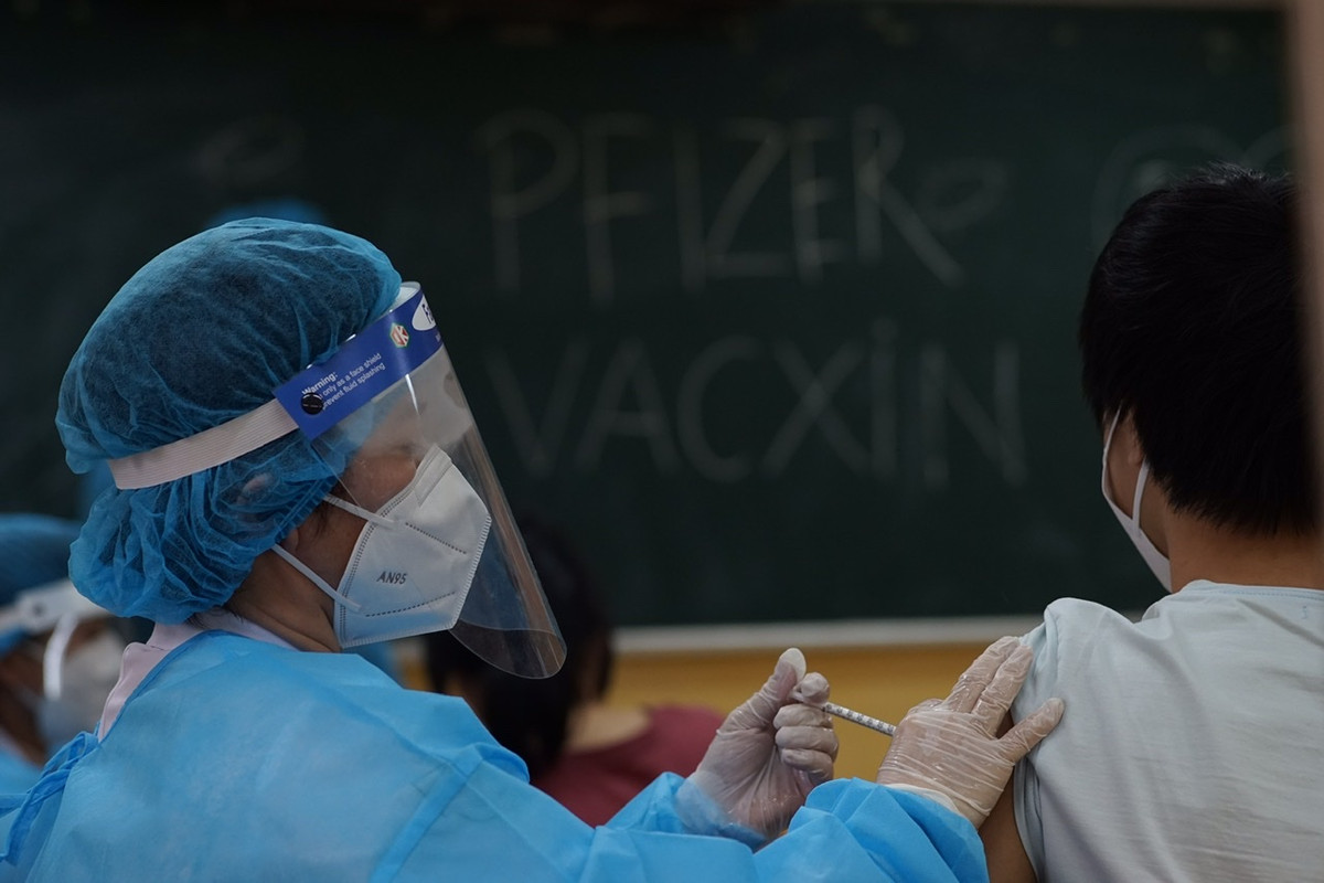 Hàng nghìn học sinh Hà Nội được tiêm vắc-xin Pfizer - Hình 8 Hang nghin hoc sinh Ha Noi duoc tiem vac-xin Pfizer-Hinh-8