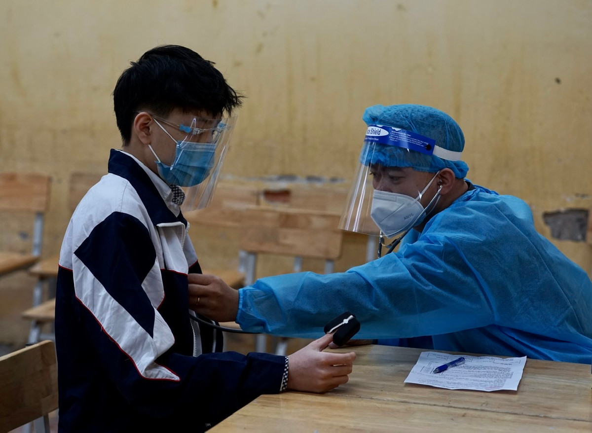 Hàng nghìn học sinh Hà Nội được tiêm vắc-xin Pfizer - Hình 5 Hang nghin hoc sinh Ha Noi duoc tiem vac-xin Pfizer-Hinh-5