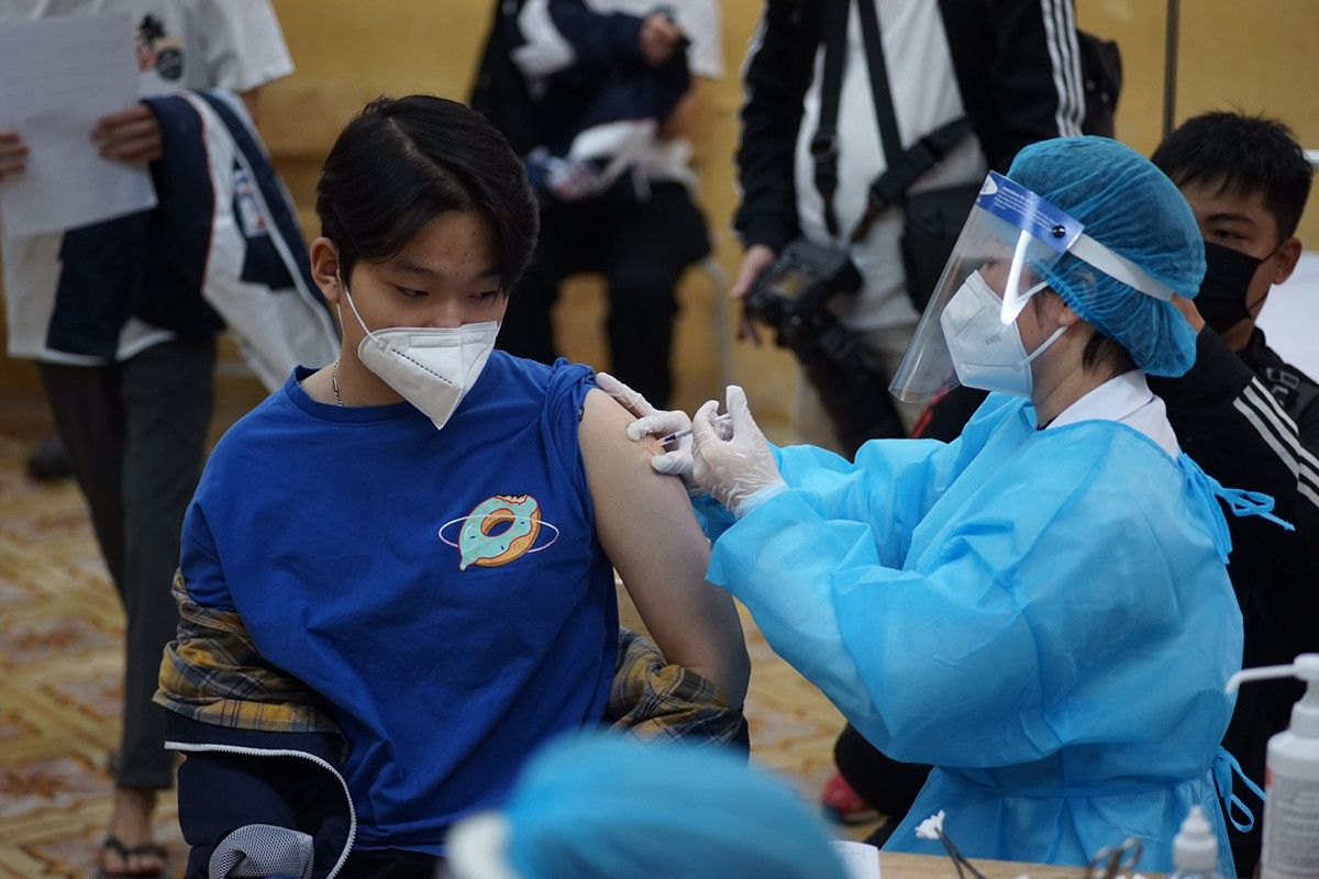 Hàng nghìn học sinh Hà Nội được tiêm vắc-xin Pfizer - Hình 7 Hang nghin hoc sinh Ha Noi duoc tiem vac-xin Pfizer-Hinh-7