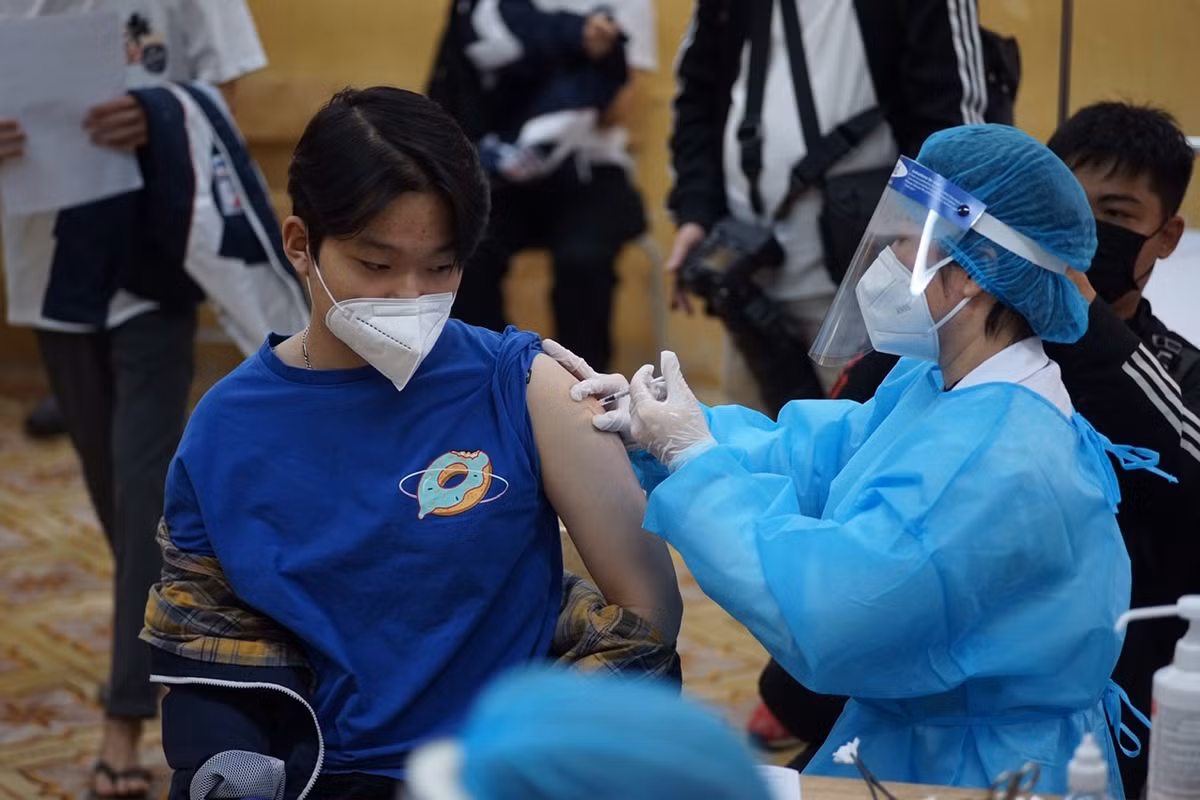 Hang nghin hoc sinh Ha Noi duoc tiem vac-xin Pfizer-Hinh-7