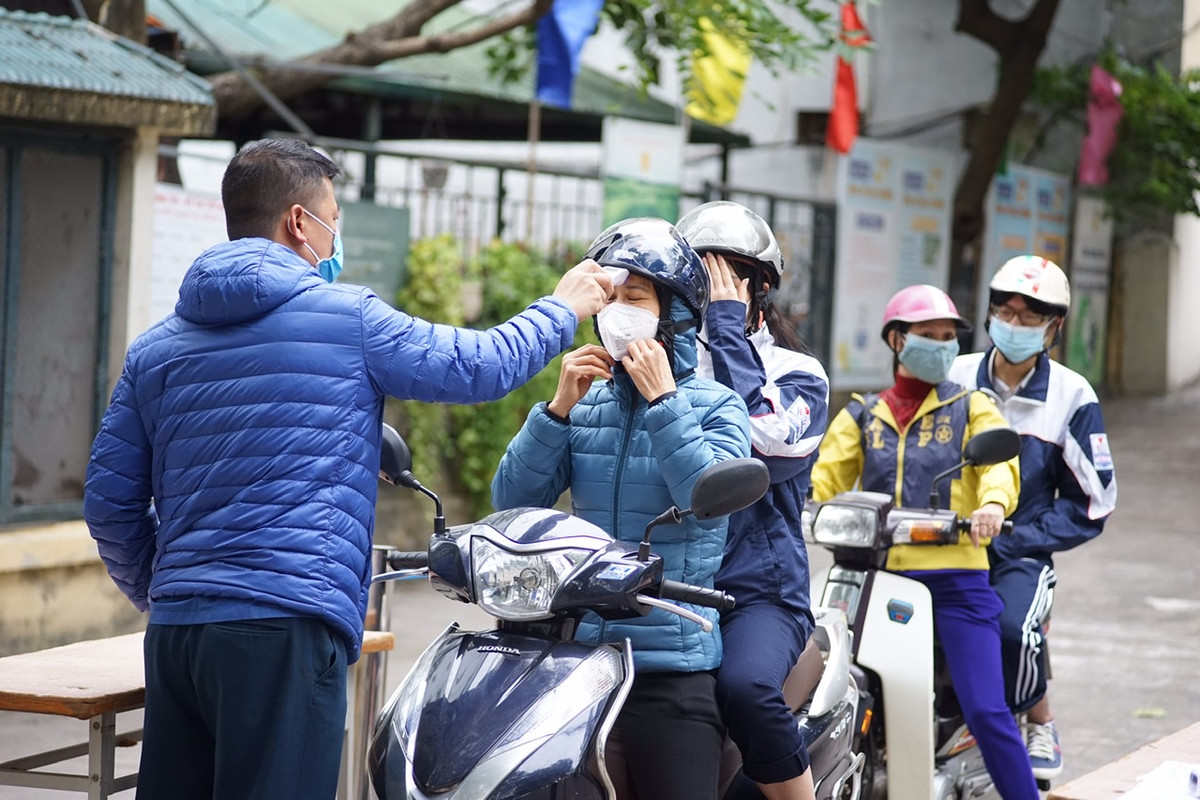 Hàng nghìn học sinh Hà Nội được tiêm vắc-xin Pfizer - Hình 10 Hang nghin hoc sinh Ha Noi duoc tiem vac-xin Pfizer-Hinh-10