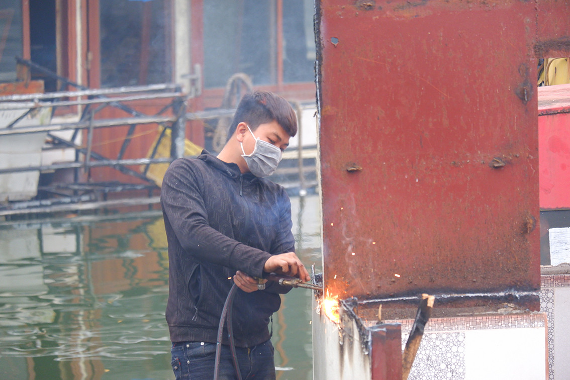 Những ngày gần đây, đã xuất hiện đơn vị thi công tới xử lý, tháo dỡ những du thuyền kia nhằm trả lại cảnh quan cho Hồ Tây.