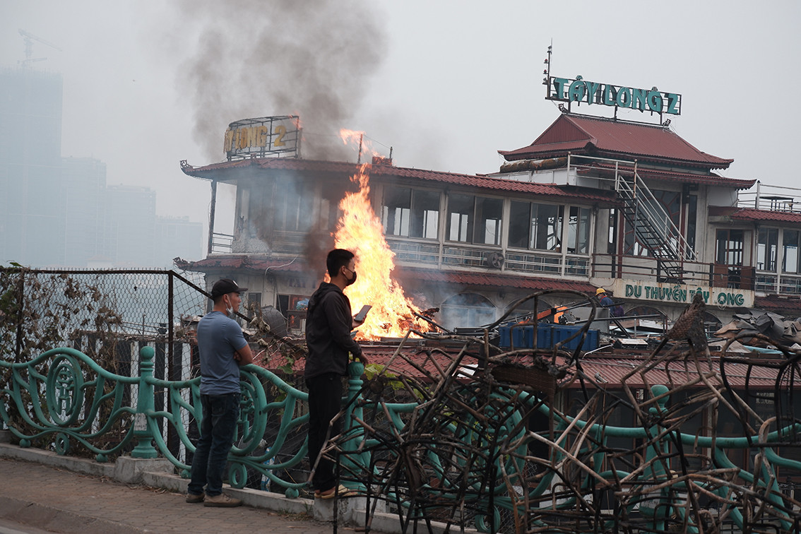 Do không di chuyển đi đâu được, những du thuyền này đã được kéo về góc hồ phía phường Nhật Tân neo đậu.