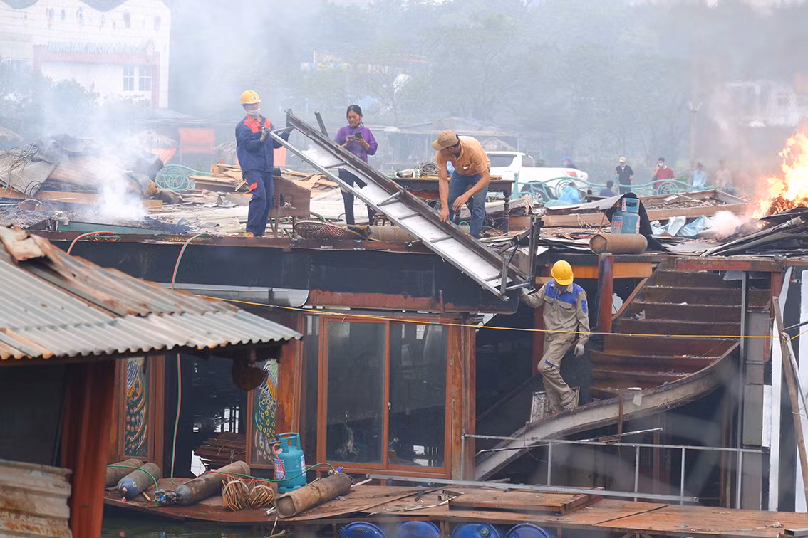 Năm 2017, Thành phố Hà Nội đã ra quyết định chấm dứt hoàn toàn hoạt động kinh doanh của những du thuyền này trên mặt nước Hồ Tây.