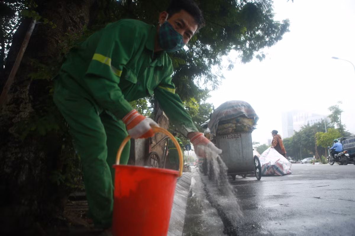 Ngoài ra, xung quanh khu vực tập kết rác cũng được rắc vôi bột để khử mùi, không để nước từ rác thải chảy lan sang khu vực xung quanh.